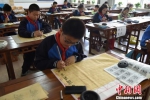 　图为学生们在练习书法。　王涛 摄 - 甘肃新闻