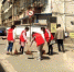 　　图为西固区志愿者打扫背街小巷卫生。(资料图) 钟欣 摄 - 甘肃新闻