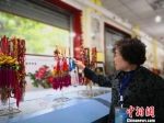 图为庆阳市香包经营者展示“巧手”做的香包。　魏建军 摄 - 甘肃新闻