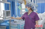 图为ICU重症监护室的护士在工作。　郭红 摄 - 甘肃新闻