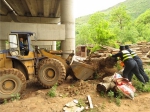 成武高速路政大队协同多部门清理辖区桥下垃圾 - 交通运输厅