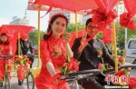 2018年5月4日，甘肃庆阳市54对新人自觉抵制高价彩礼，以低彩礼、零彩礼的实际行动引领健康、节俭、文明婚嫁新风，图为新人踏花车在市内出游。(资料图) 陈飞 摄 - 甘肃新闻