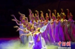 2014年12月9日晚，中国经典民族舞剧《丝路花雨》首度亮相贵州贵阳，图为演出的精彩场景。(资料图) 吴俊怡 摄 - 甘肃新闻