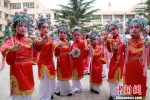 图为兰州一小学同学进行节日表演。(资料图) 刘玉桃 摄 - 甘肃新闻