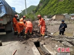图为消防在岷县受灾现场开展清淤救援工作。　钟欣 摄 - 甘肃新闻