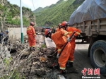 图为消防在岷县受灾现场开展清淤救援工作。　钟欣 摄 - 甘肃新闻