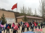 5月中旬，甘肃庆阳市环县小南沟乡许掌小学的学生正在做课间操。　李文 摄 - 甘肃新闻