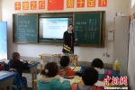 图为“90后”教师李玲玲利用新教具上课。　李文 摄 - 甘肃新闻