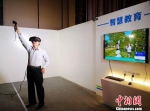 5月17日，“绚丽丝路智创未来”—中国移动5G﹠窄带物联网与数字甘肃峰会在兰州举办。图为场馆内的虚拟实境教育吸引民众现场体验。　史静静 摄 - 甘肃新闻