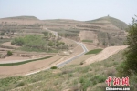 图为新修的通村公路。　李文 摄 - 甘肃新闻