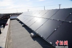 “屋顶存折”是指安装在屋顶的3KW分布式光伏发电系统。(资料图) 柴荣 摄 - 甘肃新闻