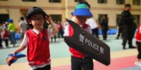 图为幼儿园学生穿上特警“装备”，戴上头盔手握保护盾。　魏建军 摄 - 甘肃新闻