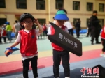 图为幼儿园学生穿上特警“装备”，戴上头盔手握保护盾。　魏建军 摄 - 甘肃新闻