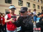 图为特警队员指导幼儿园学生如何正确“握枪”。　魏建军 摄 - 甘肃新闻