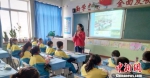 近年来，临洮县围绕教育扶贫，盘活教育资源，在学校现有电子白板的基础上，利用沪江CCtalk软件，建设互动同步课堂。　刘婷婷 摄 - 甘肃新闻