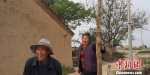 图为77岁的党志怀和老伴杨云霞在家门口。　魏建军 摄 - 甘肃新闻
