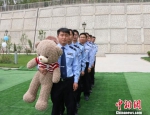 6月1日，“相约警营·与爱同行”集体婚礼在民航甘肃机场公安局举行。　毛思程 摄 - 甘肃新闻