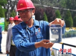 图为兰州石化公司污水处理厂经过处理的污水干净透明，已达到纯净水标准。(资料图) 刘延治 摄 - 甘肃新闻