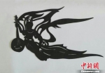 白海燕最喜爱的一件剪纸作品《飞天》，其原型是敦煌莫高窟壁画中的飞天形象。　钟欣 摄 - 甘肃新闻