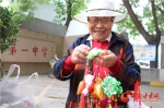 兰州八旬奶奶手缝香包送考生 预祝金榜题名传佳音（组图） - 中国甘肃网