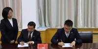 中国农业银行甘肃分行代表(左)与甘肃省农业信贷担保有限责任公司代表签署合作协议。(资料图) 柴金福 摄 - 甘肃新闻