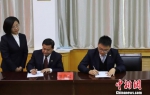 中国农业银行甘肃分行代表(左)与甘肃省农业信贷担保有限责任公司代表签署合作协议。(资料图) 柴金福 摄 - 甘肃新闻