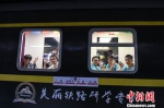 6月12日晚，乘坐全国首列“研学旅行专列”的学生和送行的亲友们告别。　杨艳敏 摄 - 甘肃新闻