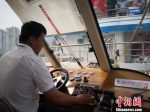 图为参赛者驾驶30客位小型船进行离港操作。　魏建军 摄 - 甘肃新闻
