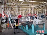 2018年6月14日，兰州亚太新能源汽车有限公司的车间工人正在制造汽车。(资料图) 刘薛梅 摄 - 甘肃新闻