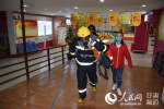 甘肃临洮县消防大队开展地下建筑灭火救援实战演练 - 人民网