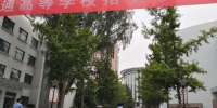 图为参加2018年高考甘肃考生，考试结束后考生陆续走出考场。（资料图）　刘玉桃　摄 - 甘肃新闻