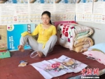 6月23日，甘肃定西市安定区进马村“巧脚绣娘”权红梅在家中做珠编。　徐雪 摄 - 甘肃新闻