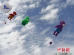 6月23至24日，甘肃武威市举办了2018年“普康杯”全国运动风筝锦标赛(西部赛区)。图为飞在空中的“大熊风筝”。　闫姣 摄 - 甘肃新闻