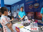 图为小学生参观机器人展区。杨娜 摄（资料图） - 甘肃新闻