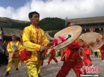 甘肃武山县旋鼓舞是当地一种古老族民间舞蹈，又称羊皮鼓舞，流传年代久远，旋鼓表演少则十几人，多则上百人或上千人，以男性青壮年为主。2008年，武山旋鼓舞被列入国家级非物质文化遗产名录。　张婧 摄 - 甘肃新闻