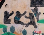敦煌壁画中保留了丰富的儿童游戏图像，还原了中古时期儿童嬉戏的生动场景。图为盛唐莫高窟第23窟“聚沙为戏”。(资料图)敦煌研究院供图 - 甘肃新闻