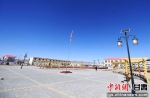 2018年1月，甘肃天祝藏区新农村街道上安装的太阳能路灯。（资料图）杨艳敏 摄 - 甘肃新闻