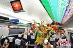 2017年7月9日，宝兰高铁开通，列车员表演敦煌舞蹈。如今，敦煌舞演出已成为旅客来西部乘坐火车的经典节目，让旅客出行体验更美好。(资料图) 杨艳敏 摄 - 甘肃新闻
