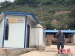6月下旬，在甘肃天水市秦州区的一处深山里，残疾青年文瑞正在自己创办的牛场门口接听咨询电话。　徐雪　摄 - 甘肃新闻