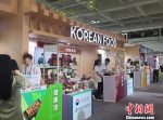 图为韩国美食展销。　南如卓玛 摄 - 甘肃新闻