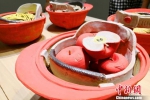 图为用陶土制作的苹果。　刘玉桃 摄 - 甘肃新闻