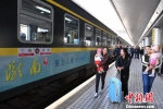 2017年9月29日，兰州开往重庆的首发列车K4518车次出发。(资料图) 杨艳敏 摄 - 甘肃新闻