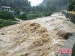 7月9日夜间开始，甘肃陇南市文县中庙镇持续大雨，木家坝村的河道水位明显升高，河水湍急。　任波 摄 - 甘肃新闻