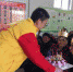 长庆油田采油十一厂在庆阳市西峰区董志敬老院成立青年志愿者服务基地，每逢节假日，志愿者来到敬老院看望照顾孤寡老人。图为青年志愿者在为老人过生日。(资料图) 周沛龙 摄 - 甘肃新闻