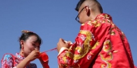 7月12日，来自五湖四海的99对新人齐聚甘肃金昌举行第四届薰衣草中式集体婚礼。　马龙国 摄 - 甘肃新闻
