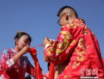 7月12日，来自五湖四海的99对新人齐聚甘肃金昌举行第四届薰衣草中式集体婚礼。　马龙国 摄 - 甘肃新闻
