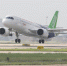 C919大型客机102架机转场东营试飞基地 - 人民网