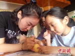 图为兰州阮式刻葫芦传习所内，游客正在体验雕刻葫芦。　闫姣 摄 - 甘肃新闻