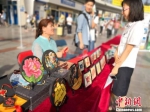 7月13日，中国铁路兰州局集团有限公司和甘肃各地旅行社联合启动“环西部火车游‘1+6+N’”精品线路游。图为在列车上展示的旅游文创产品。　丁思 摄 - 甘肃新闻