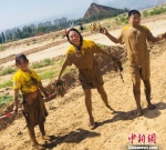 图为家庭亲子泥浆趣味活动。　杜磊 摄 - 甘肃新闻